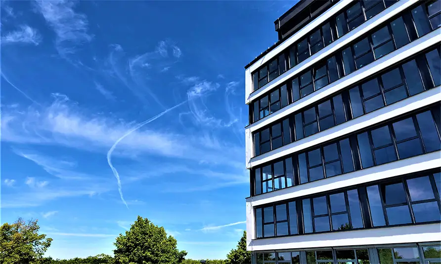 Blauer Himmel und Bürogebäude in Dortmund