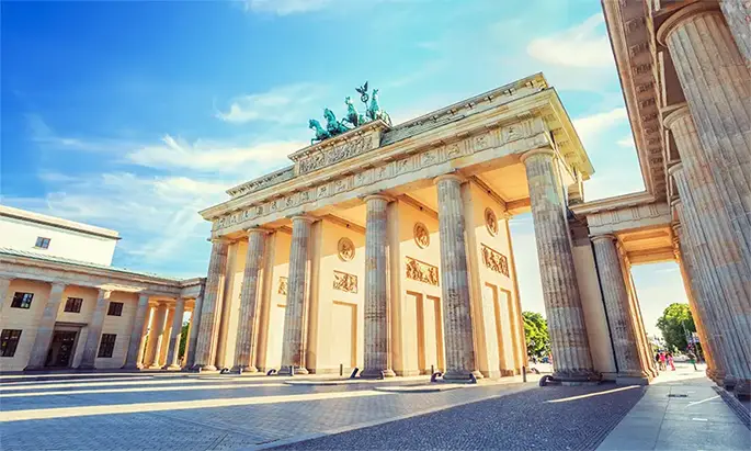 Blauer Himmel und Brandenburger Tor