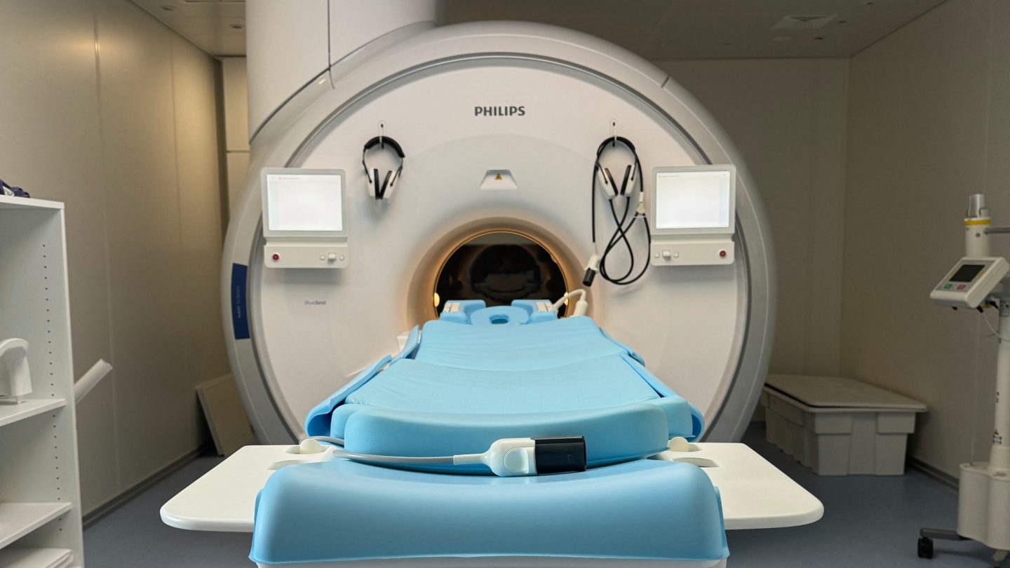 Liege vor einem MRT Gerät.
