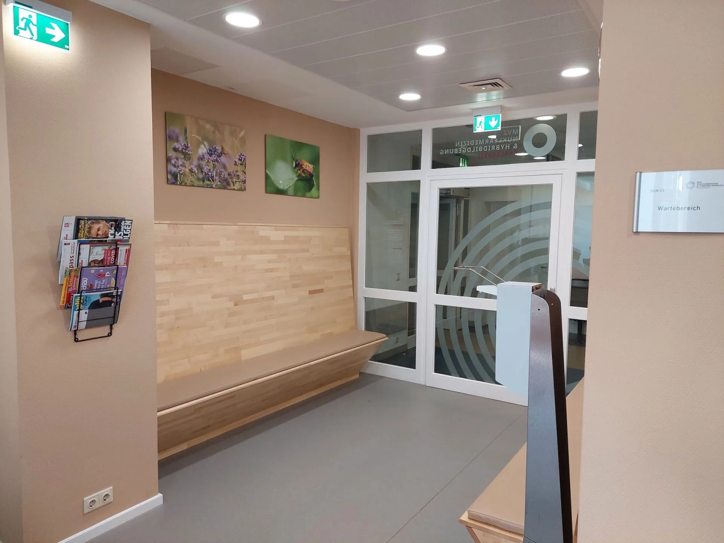 Freundlicher Eingangsbereich einer Praxis
