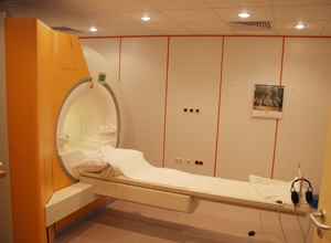 MRT Gerät in einem Praxisraum.