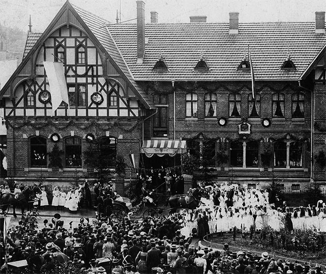 Alte schwarz-weiße Außenaufnahme eines Gebäudes.