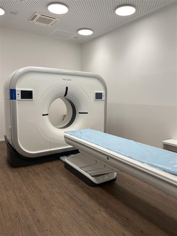 Ein CT-Gerät in einem modernen Praxisraum.