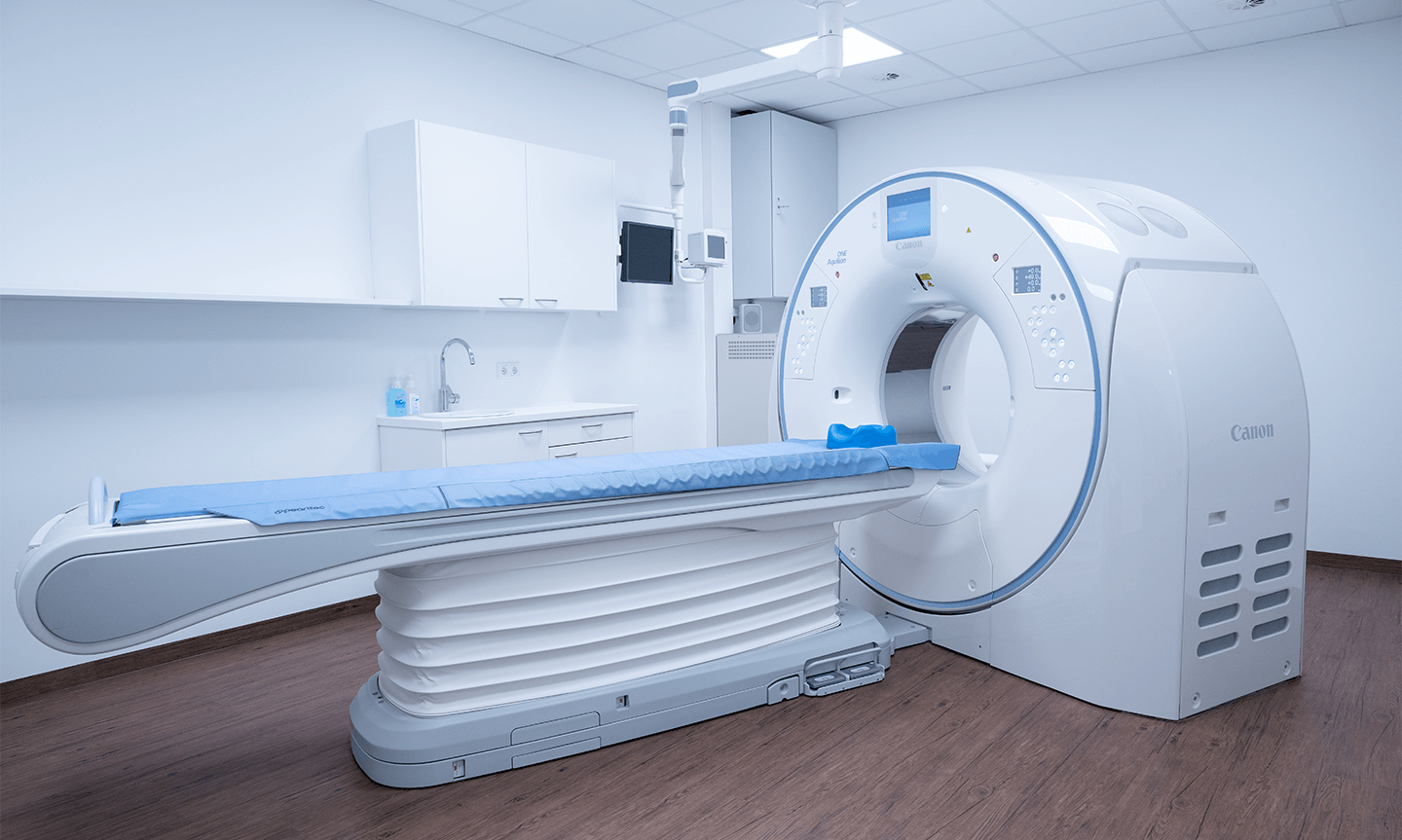 Ein modernes Untersuchungszimmer mit freistehendem Gerät.