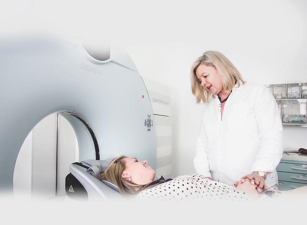 Ärztin spricht vertrauensvoll mit einer Patienten im Gerät.