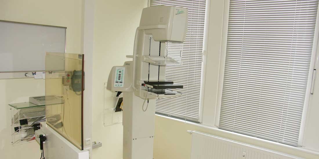 Ein Mammographie-Gerät steht in einem Praxisraum.