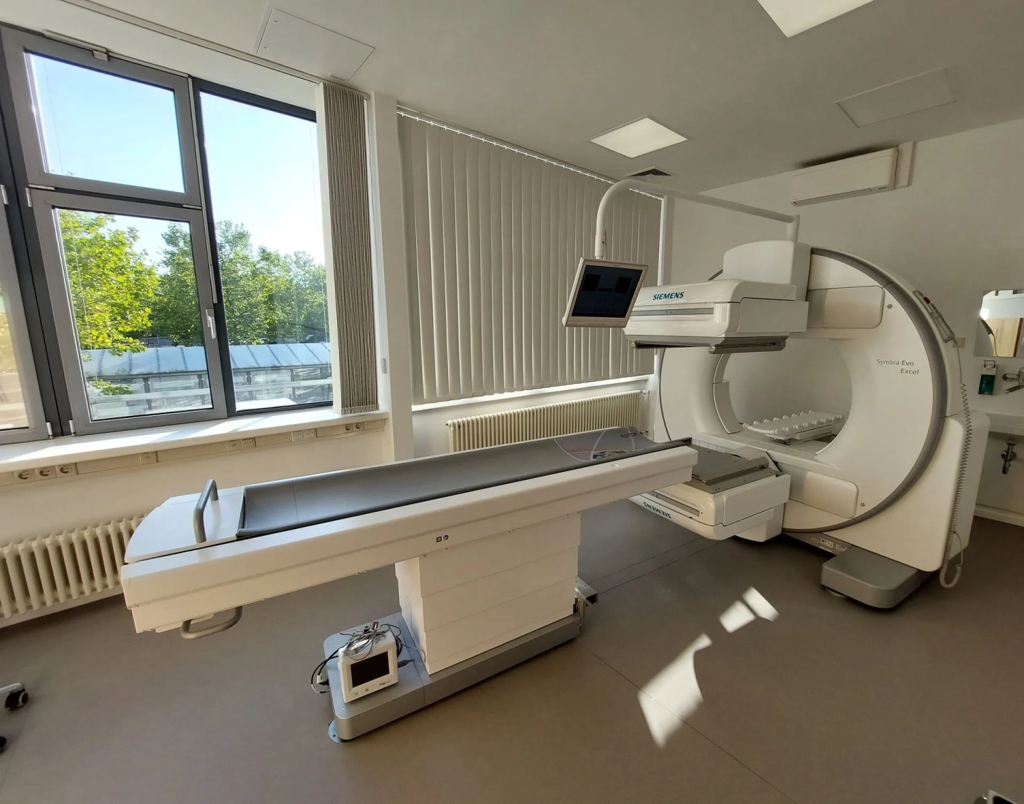 Ein SPECT in einem hellen Praxisraum mit großen Fenster.
