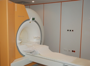 MRT Gerät in einem Praxisraum.